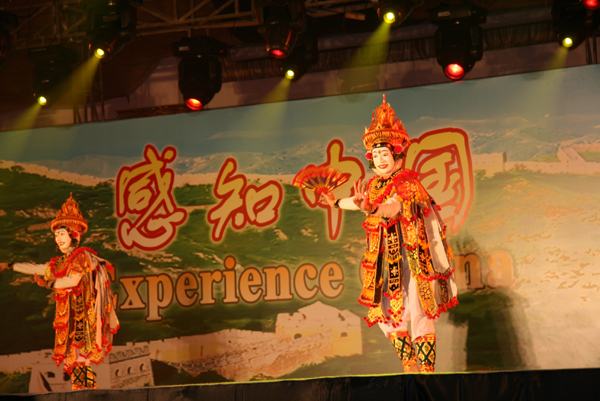 'Experience China in Indonesia' cultural activities are held in Surabaya, the second largest city of Indonesia, July 8, 2011. [Zhang Ming'ai/China.org.cn]