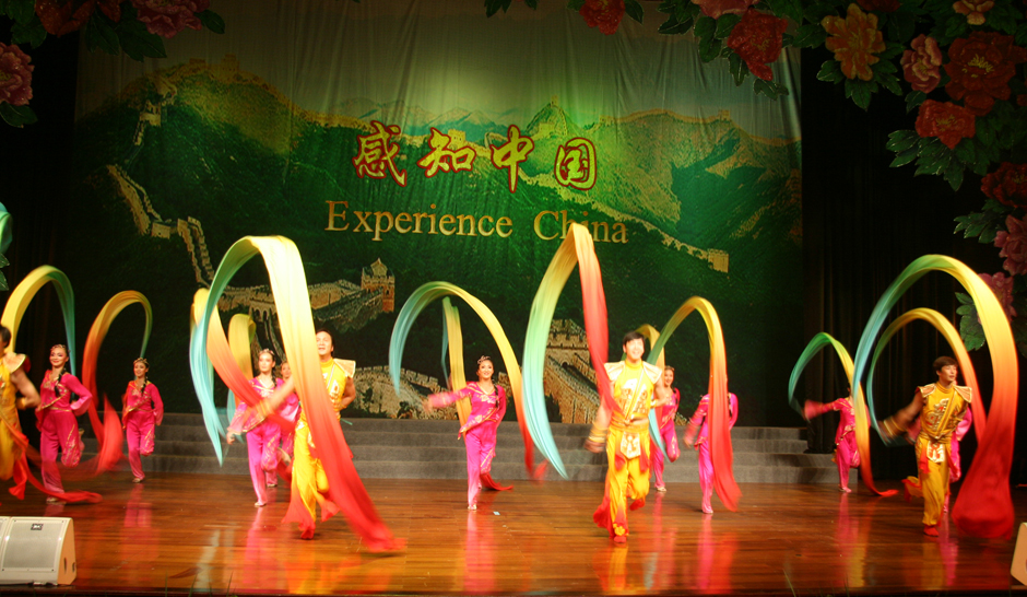 Artists perform following the opening ceremony of 'Experience China in Indonesia' cultural event Tuesday evening. [China.org.cn/Zhang Ming'ai] 