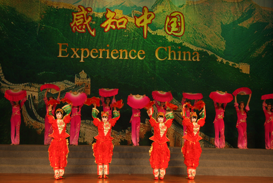 Artists perform following the opening ceremony of &apos;Experience China in Indonesia&apos; cultural event Tuesday evening. [China.org.cn/Zhang Ming&apos;ai] 
