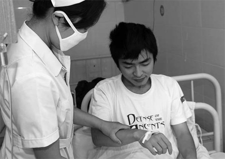 Wu Bo, a student in Xinyang, Henan province, receives treatment for diarrhea at Huangchuan People's Hospital on Saturday. [China Daily] 