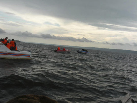 Russian Emergencies Ministry members search for the missing people from a tourist boat that sank on the Volga river in the Tatarstan region July 10, 2011. [Agencies] 