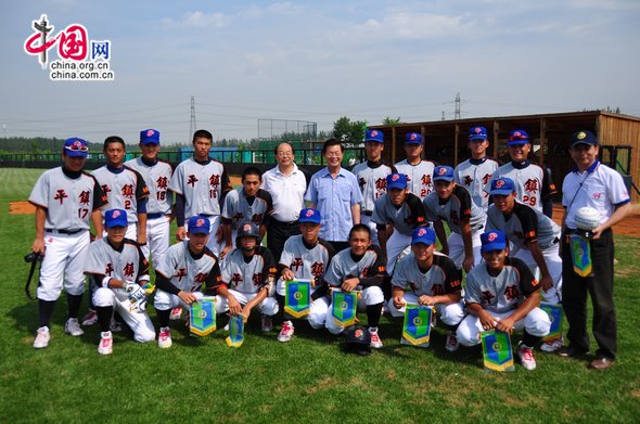 Pingzhen High School baseball team from Chinese Taiwan pose for photos before the opening match with High School Affiliated to Beijing Normal University on July 10, 2011. [Pierre Chen / China.org.cn]