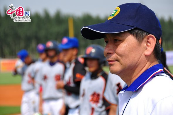 Zhang Cangbin (R1) headcoach of the Pingzhen High School baseball team from Taiwan. [Pierre Chen / China.org.cn]