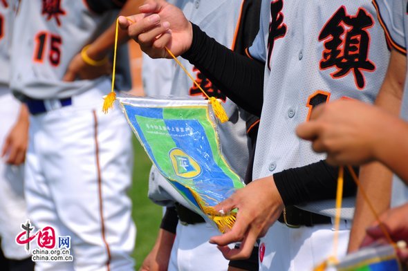 In return, Pingzhen High School baseball team present High School Affiliated to Beijing Normal Univeristy with their school banners as souvenirs. [Pierre Chen / China.org.cn]