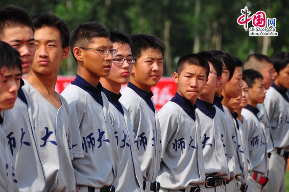 Baseball boys from High School Affiliated to Beijing Normal Univeristy pose for photos before the opening match with Pingzhen High School baseball team from Taiwan. [Pierre Chen / China.org.cn]