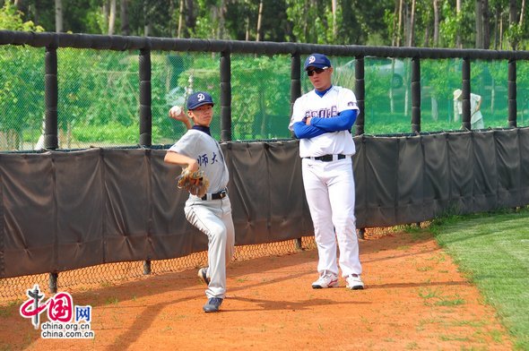 Two teams make warm-up before the starting match of the New Dragon Flag cross-Strait Elite Baseball Championship. [Pierre Chen / China.org.cn]