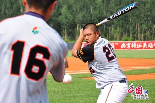 Two teams make warm-up before the starting match of the New Dragon Flag cross-Strait Elite Baseball Championship. [Pierre Chen / China.org.cn]