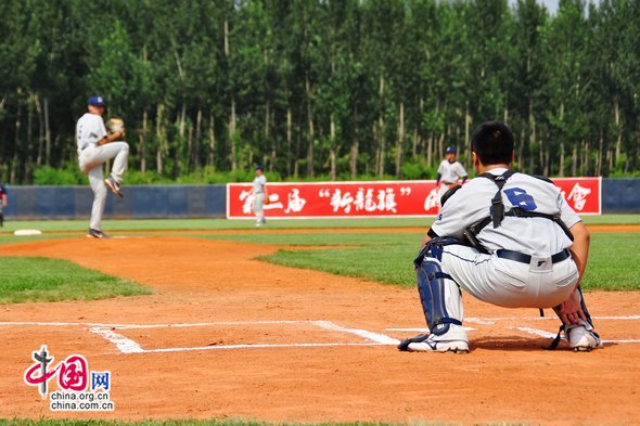 Two teams make warm-up before the starting match of the New Dragon Flag cross-Strait Elite Baseball Championship. [Pierre Chen / China.org.cn]