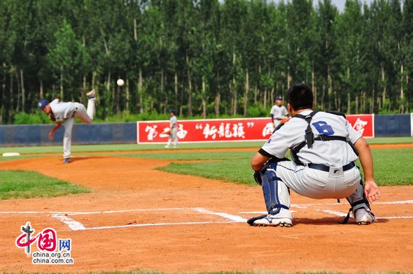 Two teams make warm-up before the starting match of the New Dragon Flag cross-Strait Elite Baseball Championship. [Pierre Chen / China.org.cn]