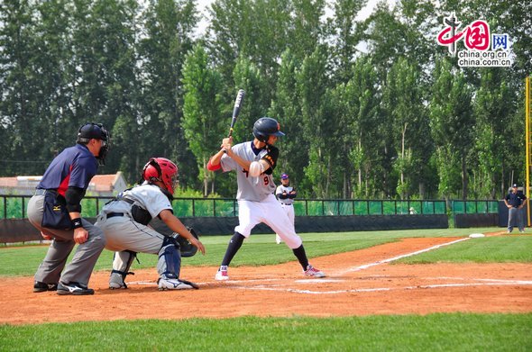 A striker from Pingzhen is ready for strike at the game, in which Pingzhen beat BNU&apos;s high school by 16:0 [Pierre Chen / China.org.cn]