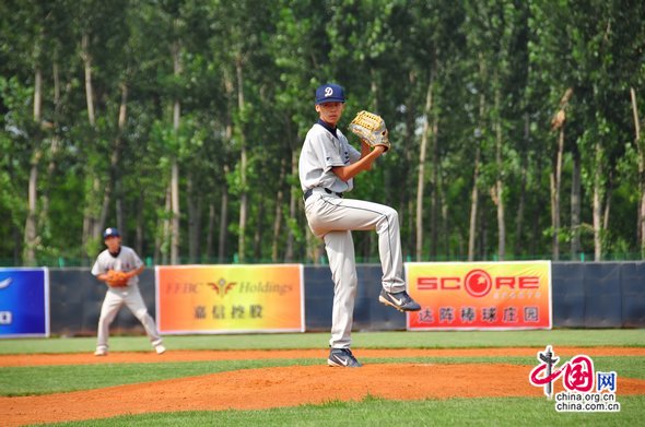 A striker from Pingzhen is ready for strike at the game, in which Pingzhen beat BNU&apos;s high school by 16:0 [Pierre Chen / China.org.cn]