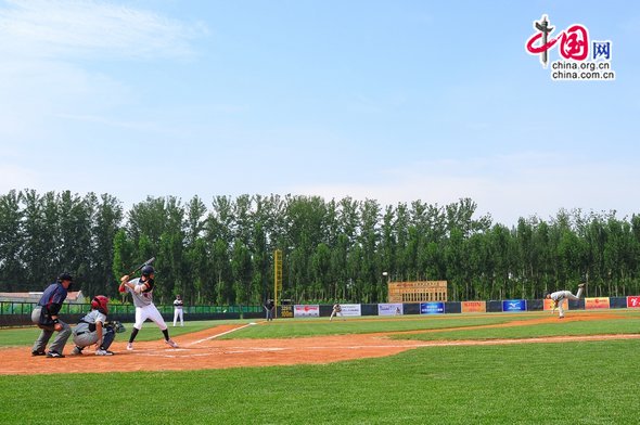 A striker from Pingzhen is ready for strike at the game, in which Pingzhen beat BNU's high school by 16:0 [Pierre Chen / China.org.cn]