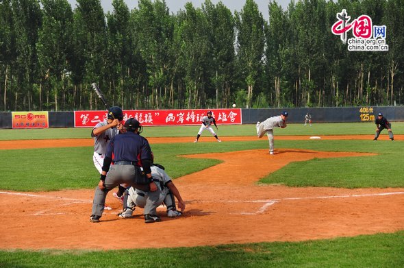 A striker from Pingzhen is ready for strike at the game, in which Pingzhen beat BNU's high school by 16:0 [Pierre Chen / China.org.cn]