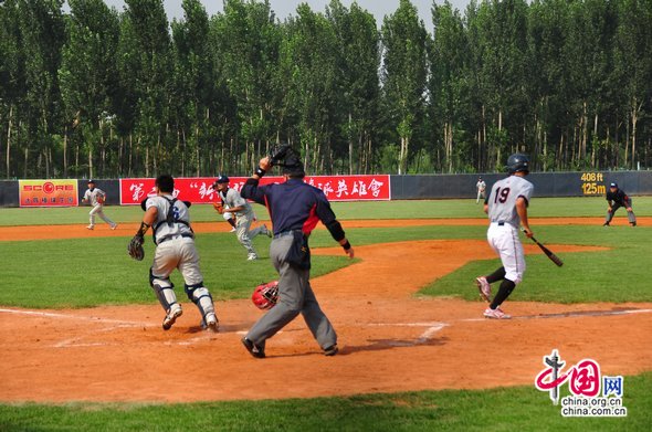 Pingzhen makes a home run. [Pierre Chen / China.org.cn]