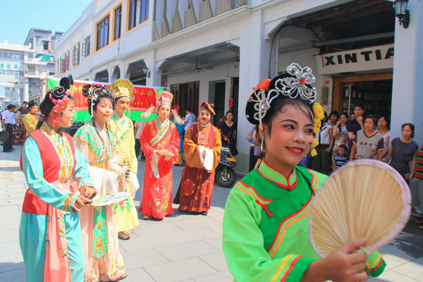 An open stage performance of Chaozhou opera on Gateway Street.