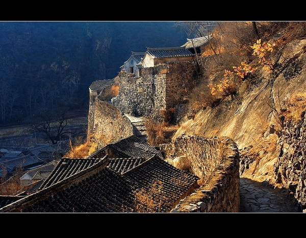 Only 60 km away from China's huge capital Beijing there is this lovely little village called Cuandixia. This village is known for its well preserved 689 Ming and Qing dynasty-style houses owned by 76 families. Photo by Wangjifeixia/Fengniao.com