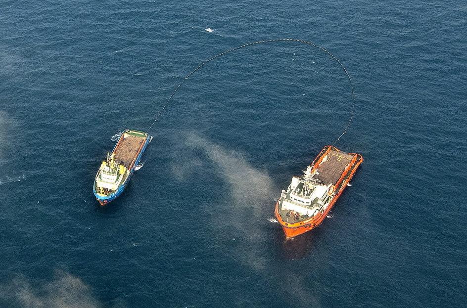 The view from a helicopter shows the lastest scene of oil leaks platform C of Penglai 19-3 oil field in Bohai Bay on July 11, 2011. According to the State Oceanic Administration, as of July 4, the oil spills had polluted an area of more than 840 square kilometers in Bohai Bay, degrading the water quality from Level 1 to Level 4. [Xinhua]