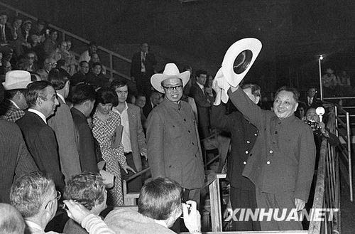1979年2月2日，正在美国访问的邓小平在休斯敦观看马术竞技表演时挥动牛仔帽，向观众致意。