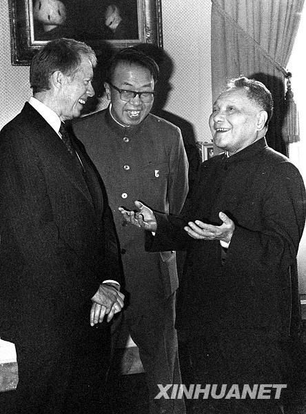 这是1979年1月29日，美国总统卡特和邓小平副总理在华盛顿白宫会谈前交谈。
