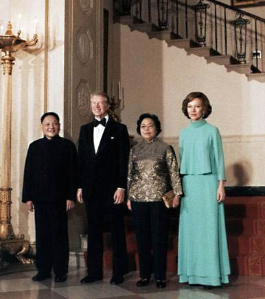 1979年，邓小平访问美国，两国领导人夫妇合影。
