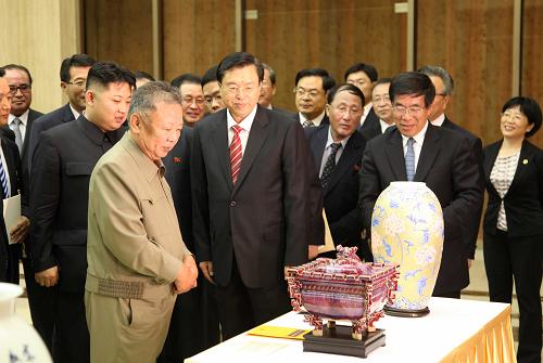 Top leader Kim Jong Il of the Democratic People's Republic of Korea (DPRK) and visiting Chinese Vice Premier Zhang Dejiang pledged in Pyongyang Tuesday to further strengthen the friendly relations between the two neighboring nations. 