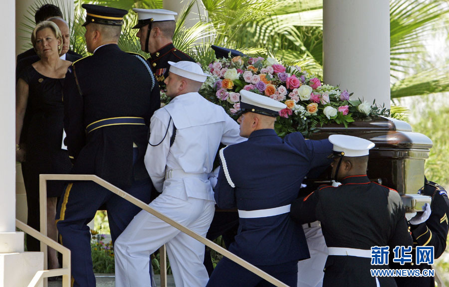 1,000 guests, including the first lady Michelle Obama, ex-president George W. Bush, and former first ladies Hillary Clinton, Nancy Reagan and Rosalynn Carter, attended the funeral of the former first lady Betty Ford.