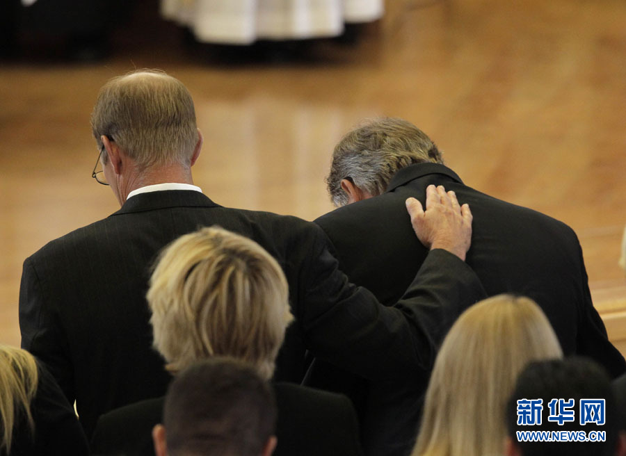 1,000 guests, including the first lady Michelle Obama, ex-president George W. Bush, and former first ladies Hillary Clinton, Nancy Reagan and Rosalynn Carter, attended the funeral of the former first lady Betty Ford.