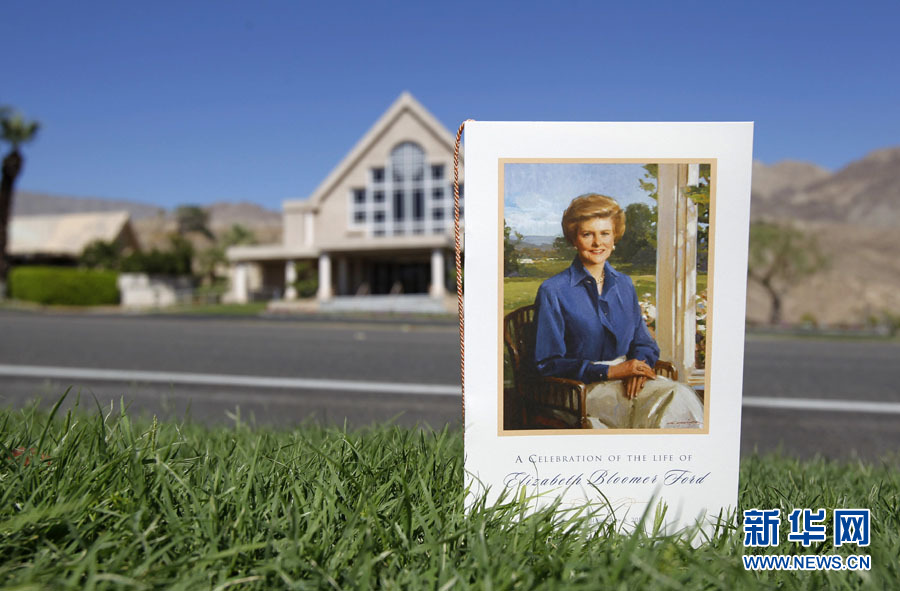 1,000 guests, including the first lady Michelle Obama, ex-president George W. Bush, and former first ladies Hillary Clinton, Nancy Reagan and Rosalynn Carter, attended the funeral of the former first lady Betty Ford.