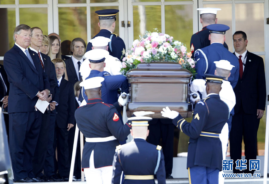 1,000 guests, including the first lady Michelle Obama, ex-president George W. Bush, and former first ladies Hillary Clinton, Nancy Reagan and Rosalynn Carter, attended the funeral of the former first lady Betty Ford. 