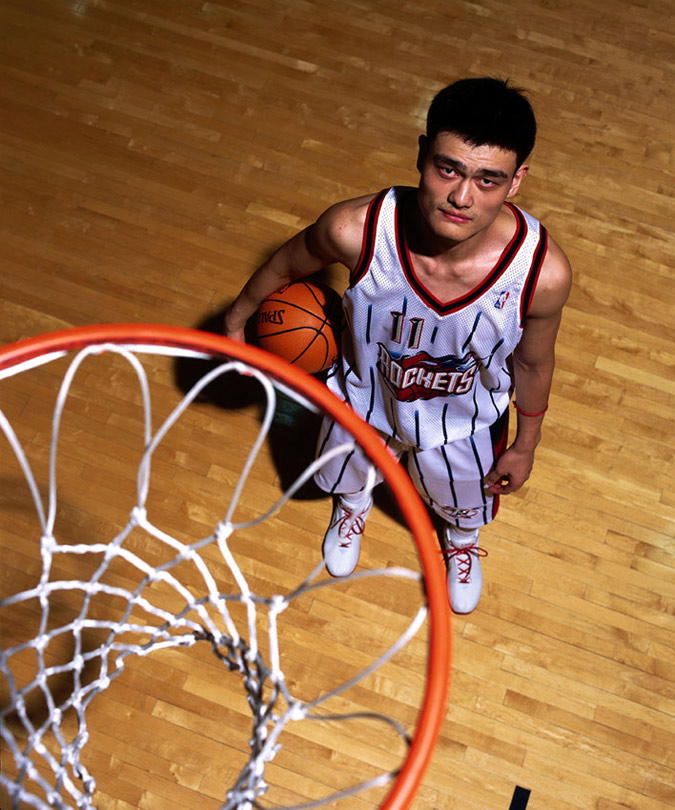Yao Ming poses for his first press photo. [Source: Sina.com]