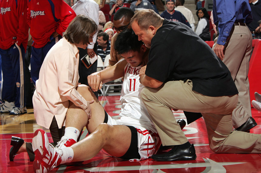 Yao broke his right knee on December 23, 2006, while attempting to block a shot in a game against LA Clippers. 
