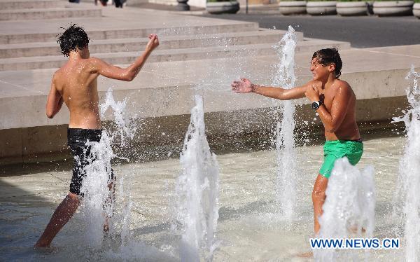 Children play in a fountain in downtown Rome, capital of Italy, July 12, 2011. This year&apos;s first heatwave hit Italy recently, which stretched 13 cities including Rome to red alerts on Tuesday.