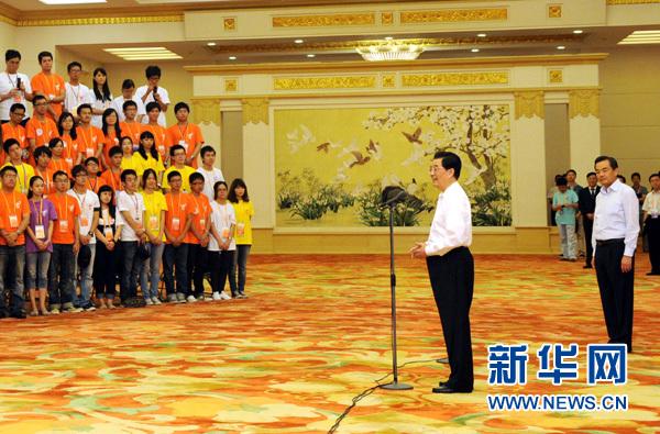 The top Chinese Communist Party leader Hu Jintao has attended a cross-strait youth exchange activity at the Great Hall of the People in Beijing. 