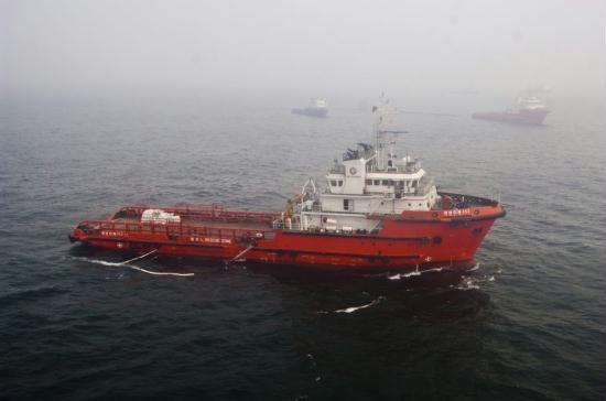 Oil is continuing to spill near B and C platforms of Penglai 19-3 oil field in Bohai Bay in Northeastern China. 