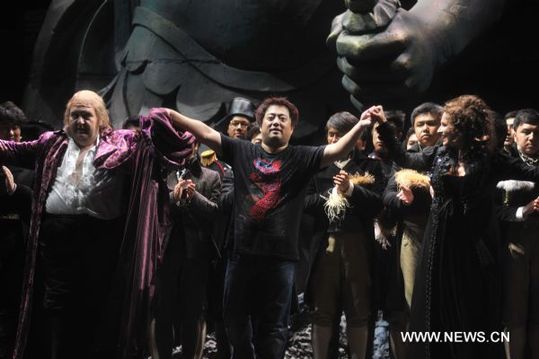 File photo: Impresario Lu Jia (C) takes a curtain call with performers after a dress rehearsal of Giacomo Puccini's opera 'Tosca' in Beijing, May 10, 2011.