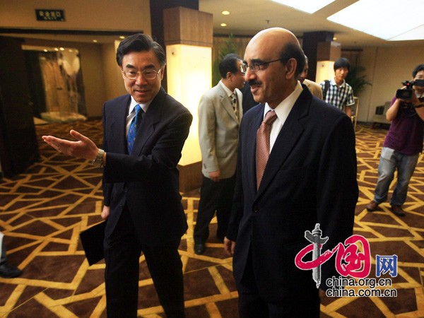Huang Youyi, vice president of China International Publishing Group (CIPG), talks wtih Pakistani ambassador to China Masood Khan in Beijng, July 14, 2011. [China.org.cn] 