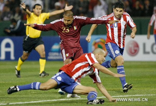 Paraguay's player Dario Veron (front) and Nestor Ortigoza (R) fights for the ball with Salomon Rondon (C) of Venezuela during the match for the group stage of Copa America 2011, in Salta, Argentina, on July 13, 2011. (Xinhua/Santiago Pandolfi) 