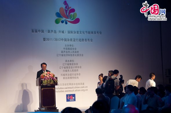 Du Benwei, Acting Mayor of Huludao, takes the questions from the press. [Maverick Chen / China.org.cn]