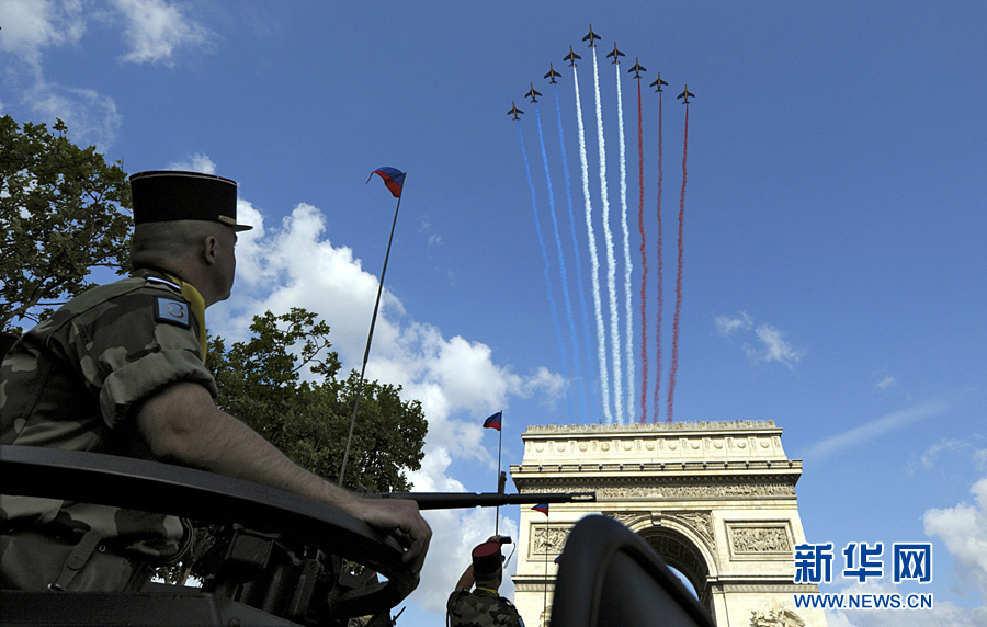 Alpha Jets trail France's national colours over the Champs Elysee during the traditional Bastille Day parade in Paris July 14, 2011. [Xinhua] 