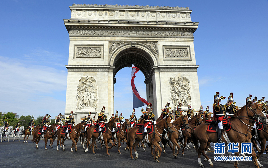 France's Republican Guard ride down the Champs Elysee during the traditional Bastille Day parade in Paris, July 14, 2011. [Xinhua]