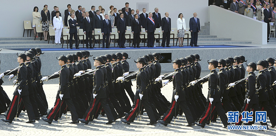 French military polytechnical students march in front of the presidential reviewing stand during the traditional Bastille Day parade in Paris, July 14, 2011. [Xinhua]