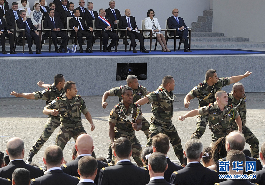 French soldiers dance to celebrate the Bastille Day in Paris, Thursday July 14, 2011. [Xinhua] 