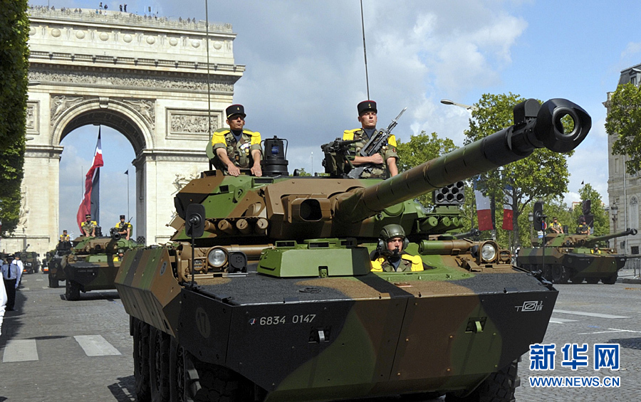 Tanks pass in front of the presidential reviewing stand during the traditional Bastille Day parade in Paris, July 14, 2011. [Xinhua] 