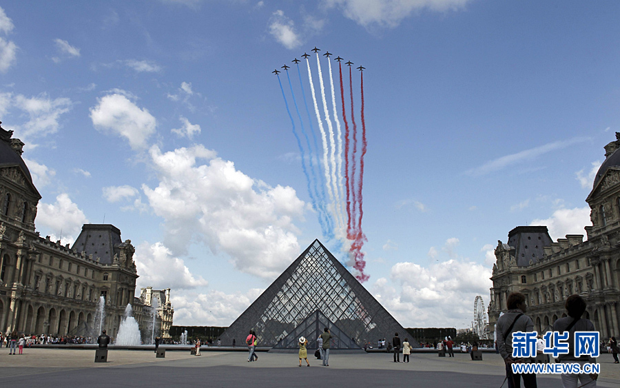 The French Patrol flies above the Champs Elysees at the start of the traditional Bastille Day parade in Paris, Thursday July 14, 2011. [Xinhua] 