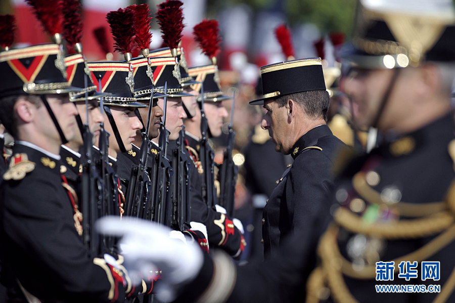 France's Republican Guard stand to attention during the traditional Bastille Day parade in Paris, July 14, 2011. [Xinhua] 