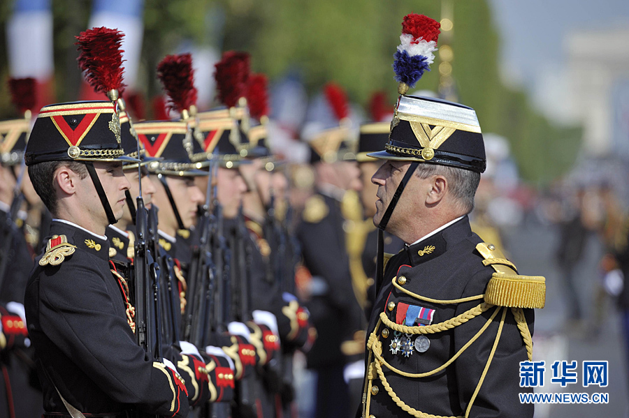 France's Republican Guard stand to attention during the traditional Bastille Day parade in Paris, July 14, 2011. [Xinhua]