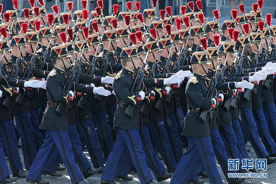 France's Republican Guard march in front of the presidential reviewing stand during the traditional Bastille Day parade in Paris, July 14, 2011. [Xinhua] 