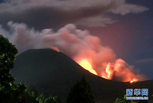 A volcano in Indonesia's north Sulawesi province re-erupted at midnight Thursday, triggering panic and massive evacuation of the people living in the dangerous zone of 3.5 kilometers from the volcano, the country's volcanology agency and disaster management agency reported early Friday. 