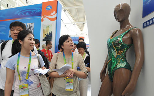  The audience was watching the exhibition carefully. [Source: shanghai-fina2011.com]