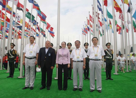 The flag raising ceremony for the 14th FINA World Championships was in Qilin Square at the Shanghai Oriental Sports Center. [Source: Shanghai Sports]